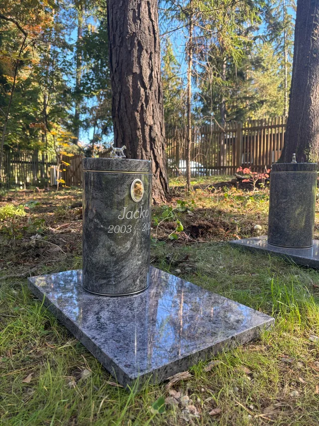 Tierurne mit goldenem Motiv am Tierfriedhof Villach