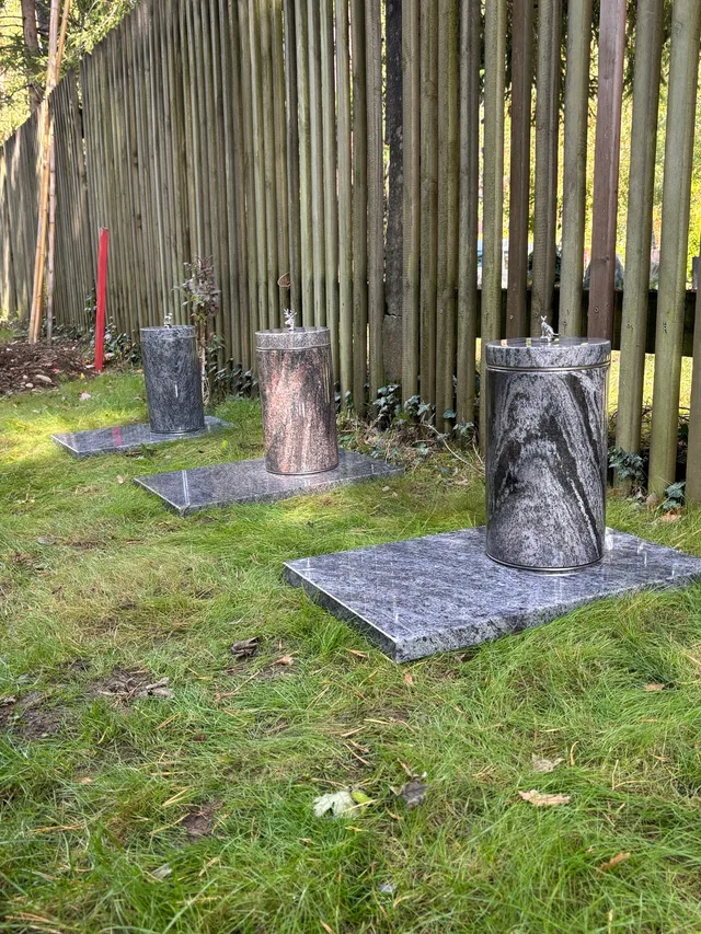 Tierurnen entlang des Zauns am Tierfriedhof Villach